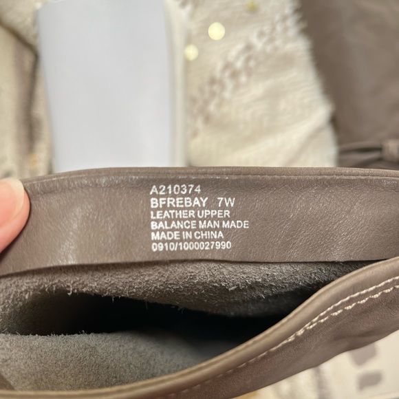 Taupe boots, new, with out tags - Picture 3 of 9